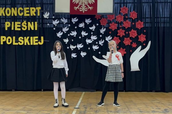 KONCERT PIEŚNI POLSKIEJ W KLASACH MŁODSZYCH