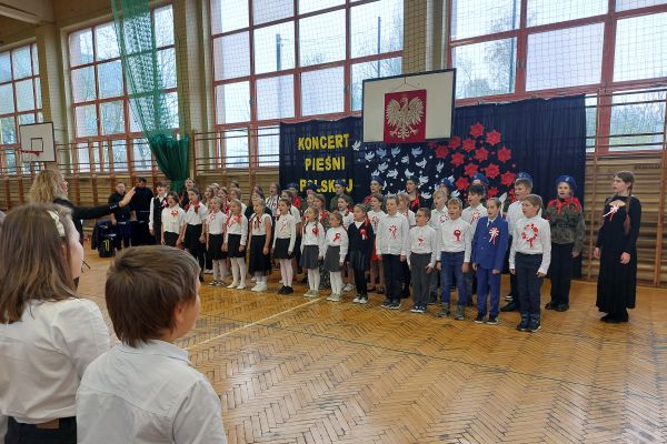 KONCERT PIEŚNI POLSKIEJ W KLASACH 4-8