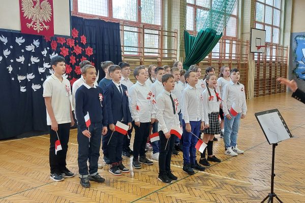 KONCERT PIEŚNI POLSKIEJ W KLASACH 4-8