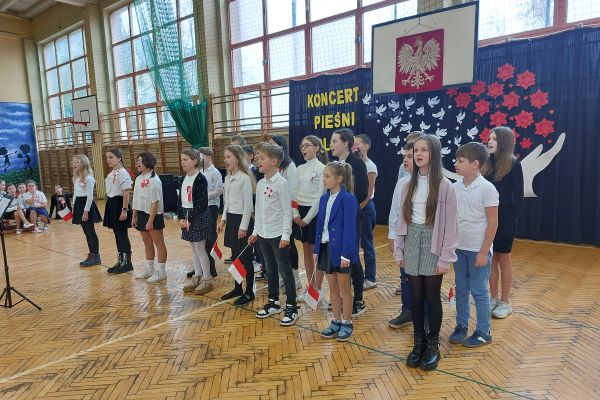 KONCERT PIEŚNI POLSKIEJ W KLASACH 4-8