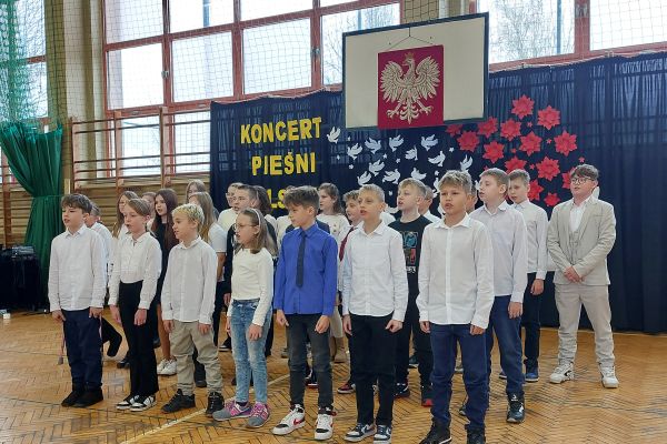 KONCERT PIEŚNI POLSKIEJ W KLASACH 4-8