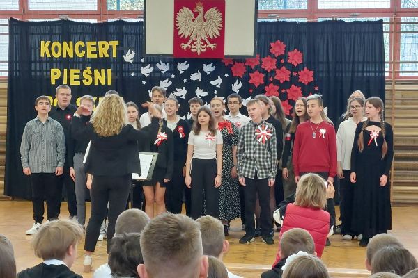 KONCERT PIEŚNI POLSKIEJ W KLASACH 4-8