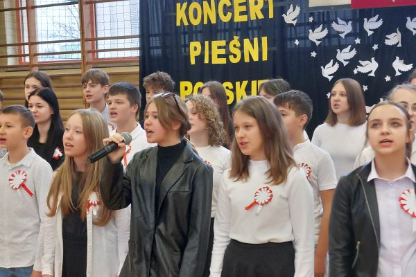KONCERT PIEŚNI POLSKIEJ W KLASACH 4-8