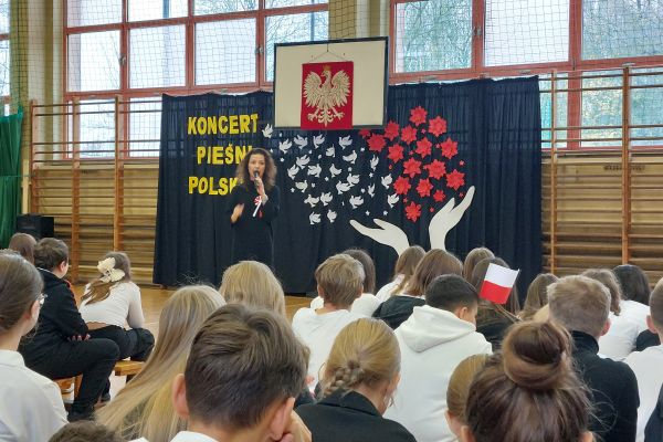 KONCERT PIEŚNI POLSKIEJ W KLASACH 4-8