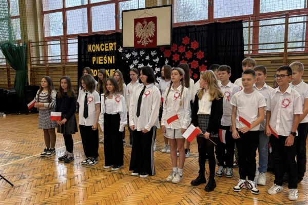 KONCERT PIEŚNI POLSKIEJ W KLASACH 4-8