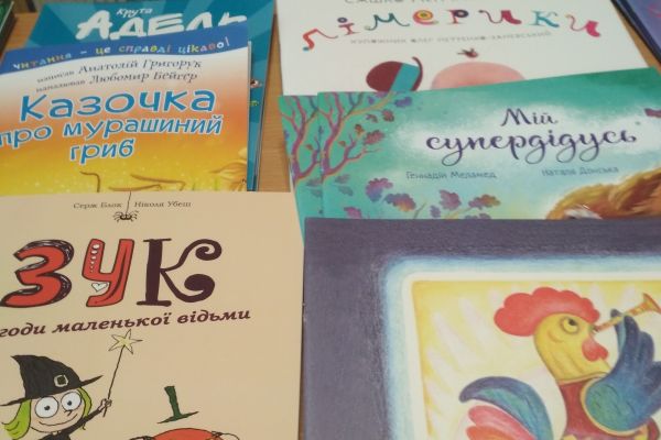 Różnokolorowe książki w języku ukraińskim