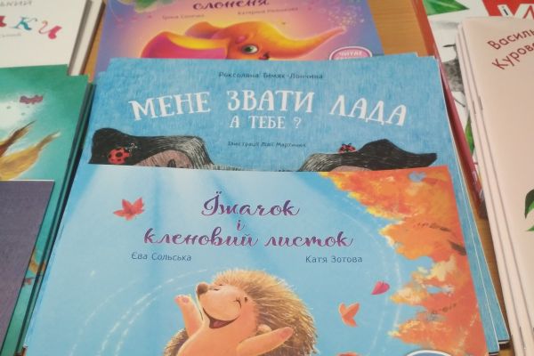 Różnokolorowe książki w języku ukraińskim