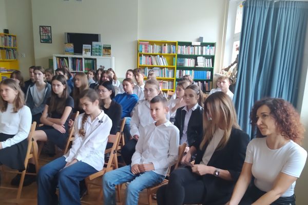 Uczniowie klas siódmych i ósmych oraz Panie Wicedyrektor Anna Pluto - Prondzińska i Maria Nowak słuchają opowieści Pani Agaty Bartoszekrtoszek
