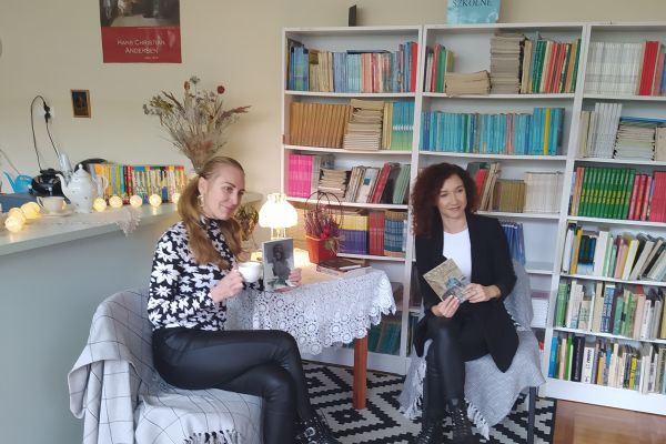 Pani Agata Bartoszek  i Pani Wicedyrektor Maria Nowak w kąciku czytelniczym