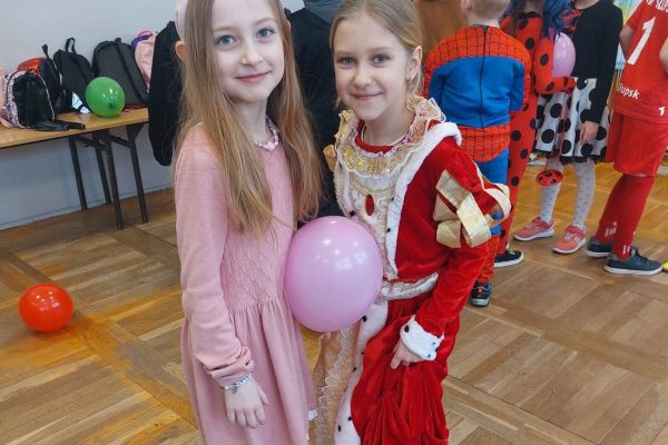 Zabawy z balonami na balu karnawałowym