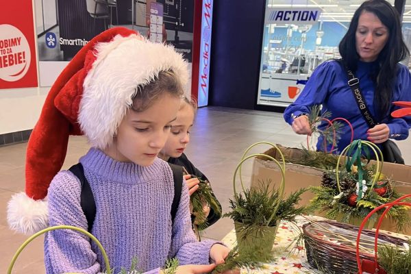 Warsztaty bożonarodzeniowe klasy 1b w CH Jantar