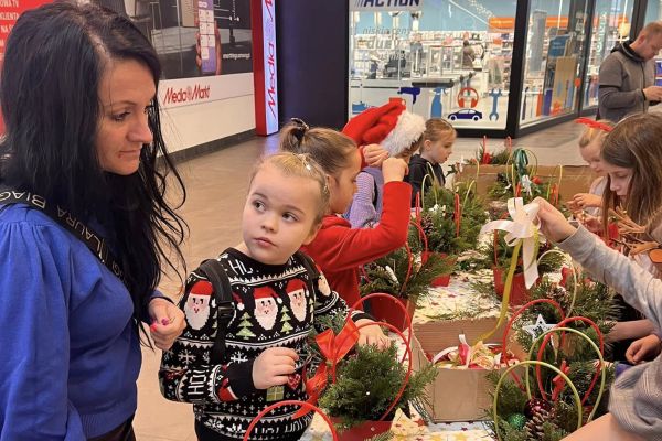 Warsztaty bożonarodzeniowe klasy 1b w CH Jantar