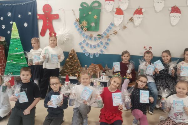 ROZDANIE NAGRÓD I DYPLOMÓW UCZESTNIKOM KONKURSU NA NAJPIĘKNIEJSZĄ OZDOBĘ ŚWIĄTECZNĄ