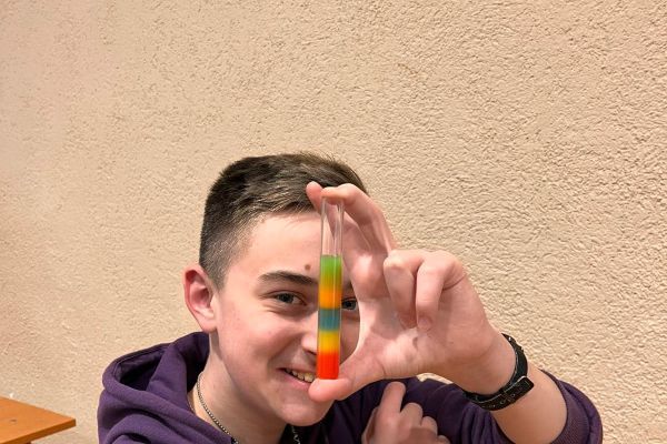 Klasa 8e na lekcji chemii w II Liceum Ogólnokształcącym
