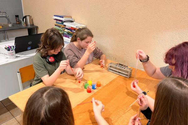 Klasa 8e na lekcji chemii w II Liceum Ogólnokształcącym