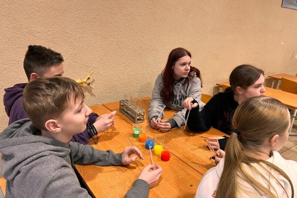 Klasa 8e na lekcji chemii w II Liceum Ogólnokształcącym