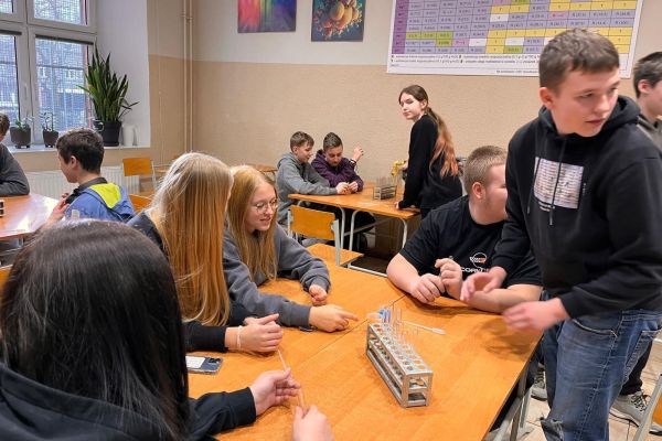 Klasa 8e na lekcji chemii w II Liceum Ogólnokształcącym