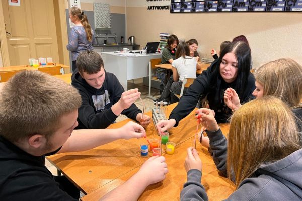 Klasa 8e na lekcji chemii w II Liceum Ogólnokształcącym