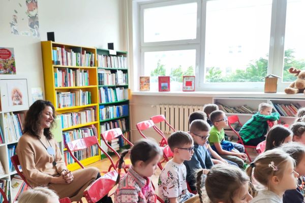 Najmłodsi uczniowie uroczyście przyjęci do grona czytelników