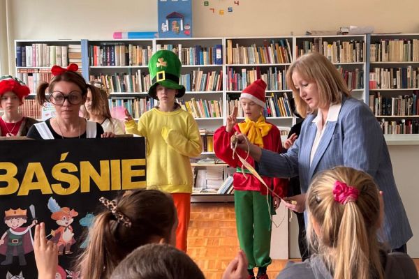 Najmłodsi uczniowie uroczyście przyjęci do grona czytelników