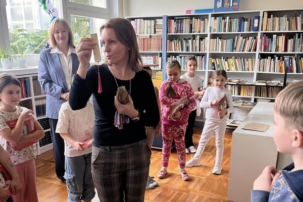 Najmłodsi uczniowie uroczyście przyjęci do grona czytelników