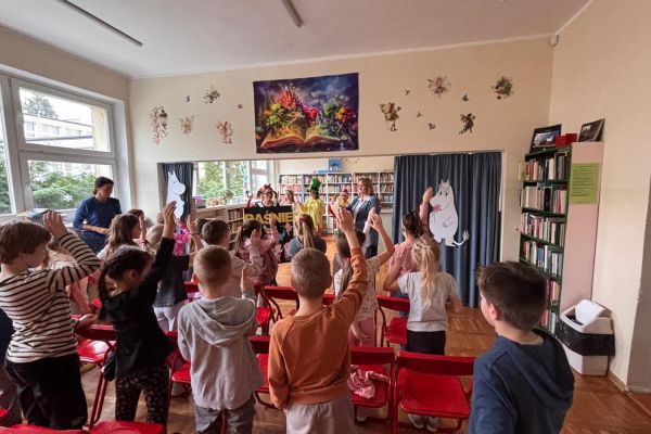 Najmłodsi uczniowie uroczyście przyjęci do grona czytelników