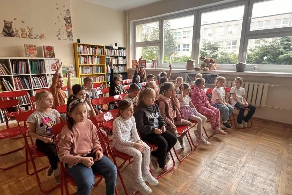 Najmłodsi uczniowie uroczyście przyjęci do grona czytelników