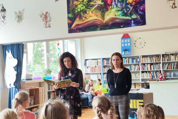 Najmłodsi uczniowie uroczyście przyjęci do grona czytelników