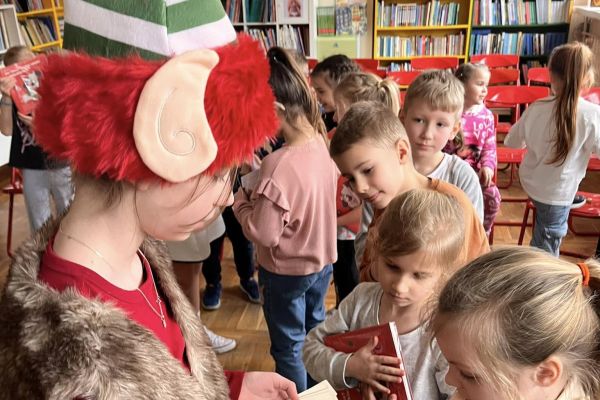 Najmłodsi uczniowie uroczyście przyjęci do grona czytelników