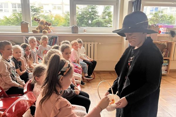 Najmłodsi uczniowie uroczyście przyjęci do grona czytelników
