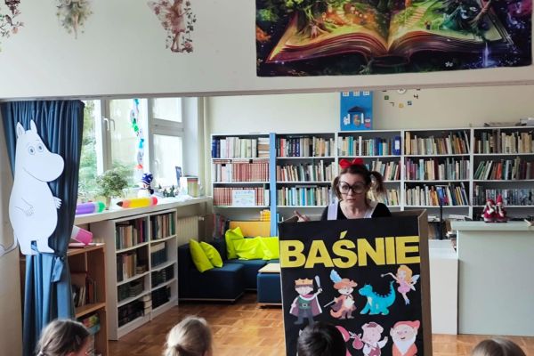 Najmłodsi uczniowie uroczyście przyjęci do grona czytelników
