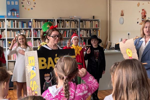 Najmłodsi uczniowie uroczyście przyjęci do grona czytelników