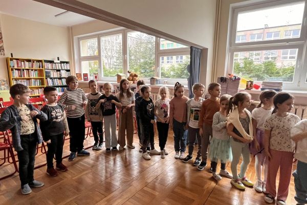 Najmłodsi uczniowie uroczyście przyjęci do grona czytelników