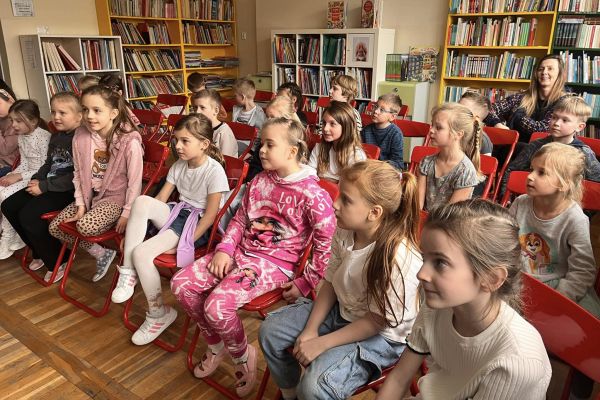 Najmłodsi uczniowie uroczyście przyjęci do grona czytelników