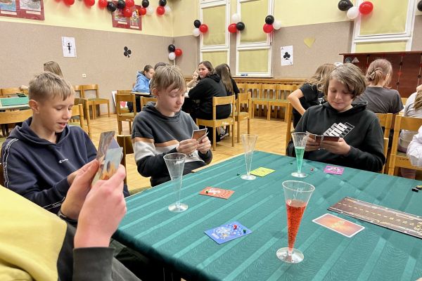 Klasa 7 b gra w karty