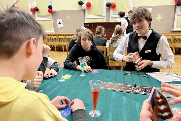 Klasa 7b podczas gry w karty