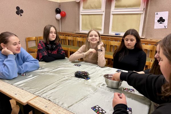 Uczennice klasy 7a podczas gry