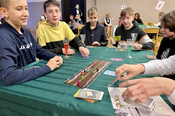 Uczniowie kl. 7b podczas gry w Dixit