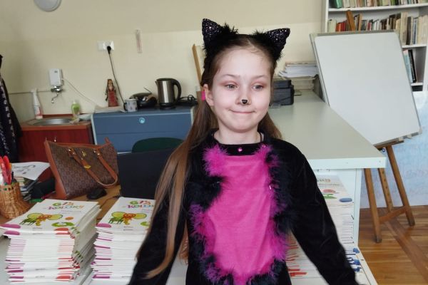 Dziewczynka w przebraniu kota