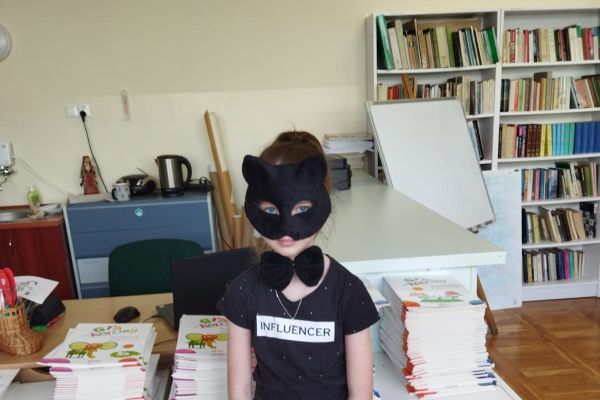 Dziewczynka w przebraniu kota