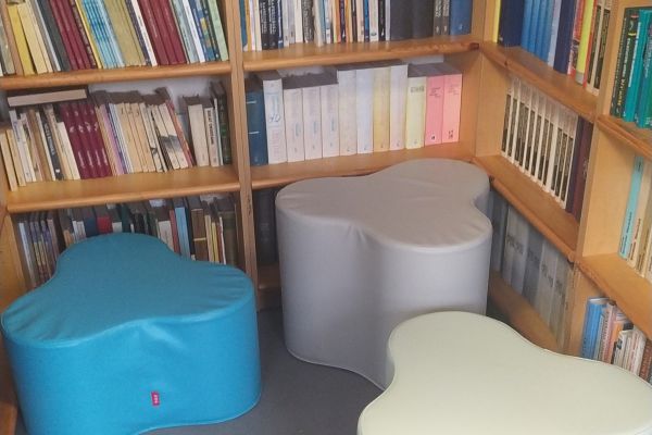 Nowe pufy w bibliotece zakupione w ramach programu