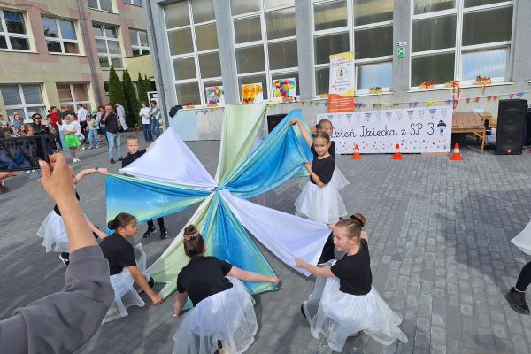 Festyn rodzinny z okazji Dnia Dziecka w SP 3