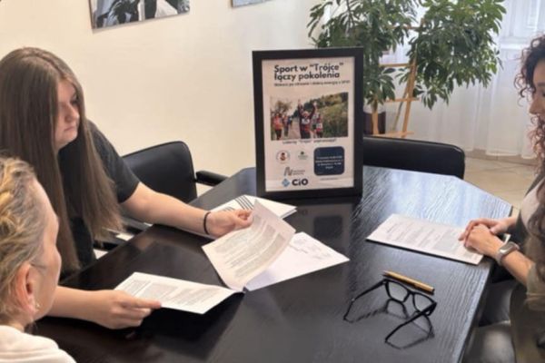 Liderzy Trójki podpisali umowę z Centrum Inicjatyw Obywatelskich