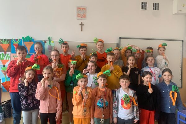 Chrupiemy zdrowe marchewki w klasie 3c