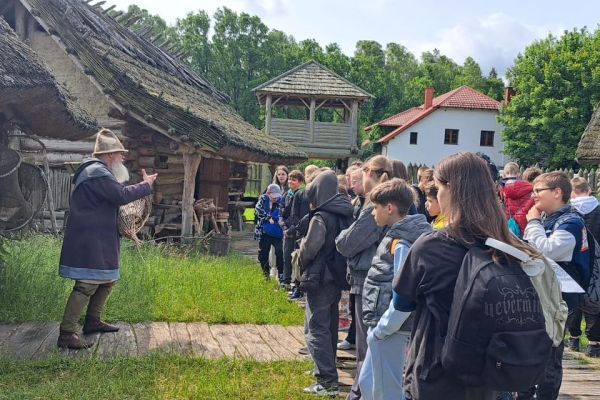 Wycieczka klas 5a i 5b do Osady w Sławutowie 
