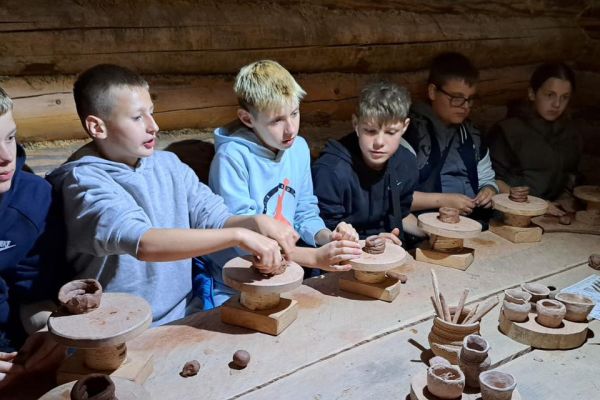 Wycieczka klas 5a i 5b do Osady w Sławutowie 