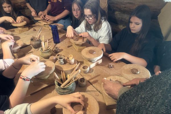 Wycieczka klas 5a i 5b do Osady w Sławutowie 