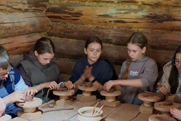 Wycieczka klas 5a i 5b do Osady w Sławutowie 