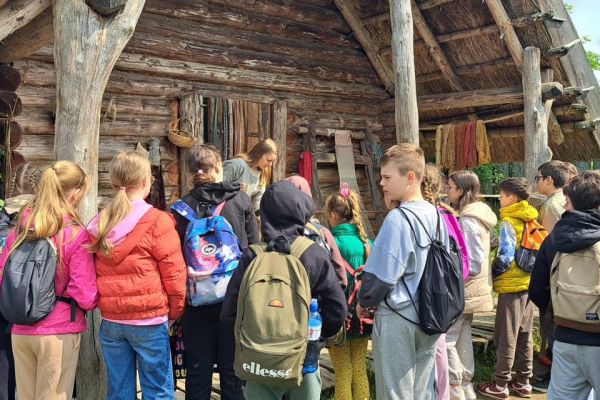 Wycieczka klas 5a i 5b do Osady w Sławutowie 