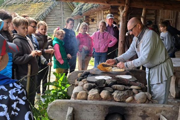 Wycieczka klas 5a i 5b do Osady w Sławutowie 